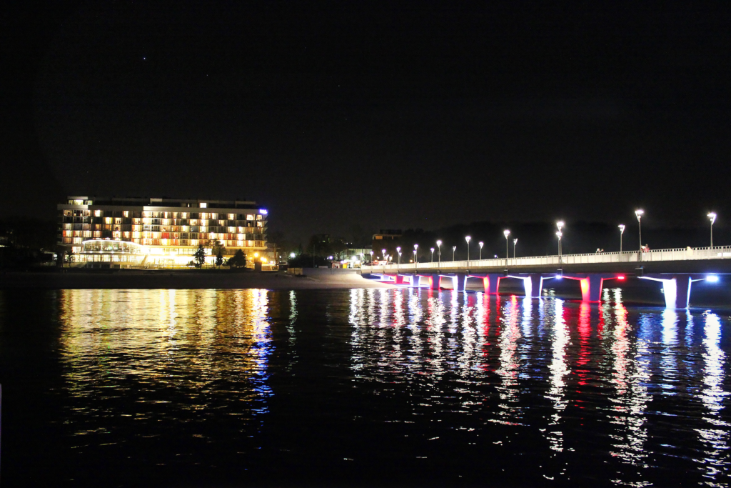 Najciekawsze miejsca nad morzem - sprawdź podświetlane molo w Kołobrzegu